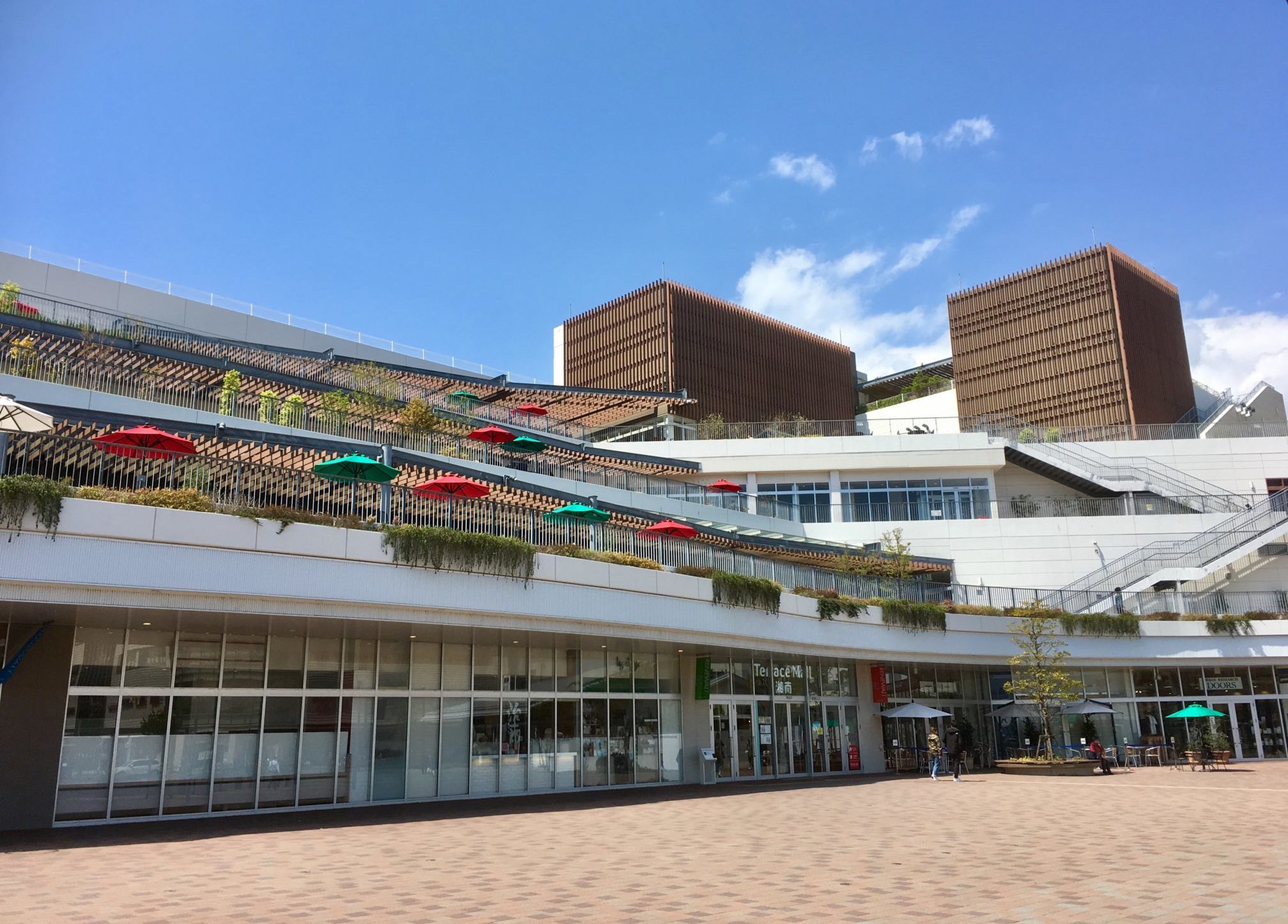 テラスモール・駅前広場から