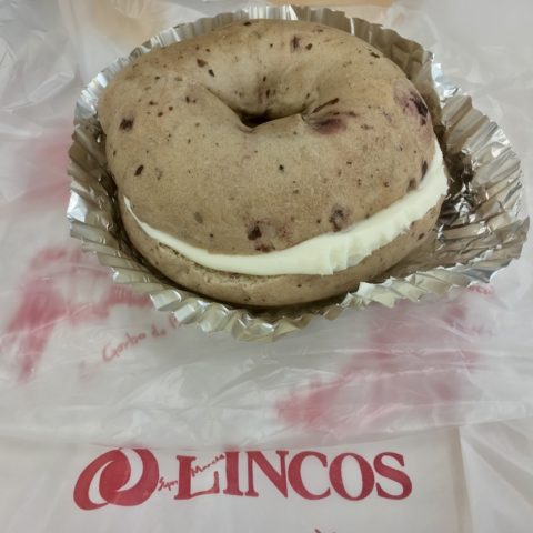 LINCOSのチーズ＆ベリーベーグル