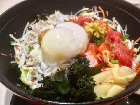 とびっちょ_まかない丼に温玉付くよ